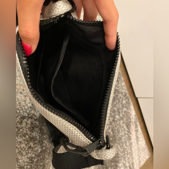 Gray mesh purse - Picture 3 of 3